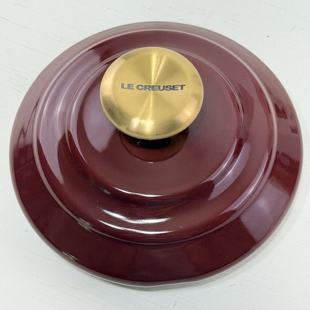 Le Creuset Classic Whistling Kettle 1.7 QT/1.6L Rhone w Gold Knob & Rims NWT - Picture 2 of 6